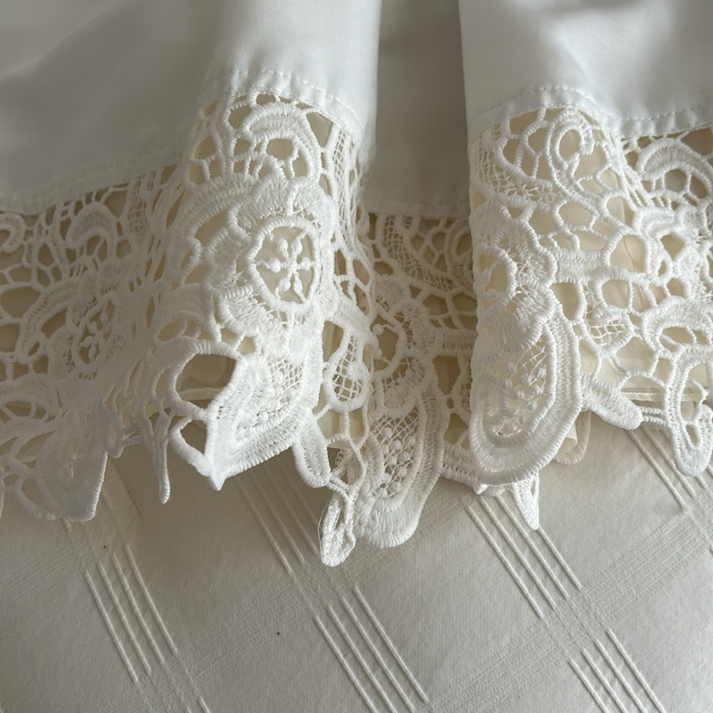 IVORY CREPE EXPRESS MINI SKIRT WITH BEAUTIFUL LACE HEM TRIM. - Picture 3 of 5